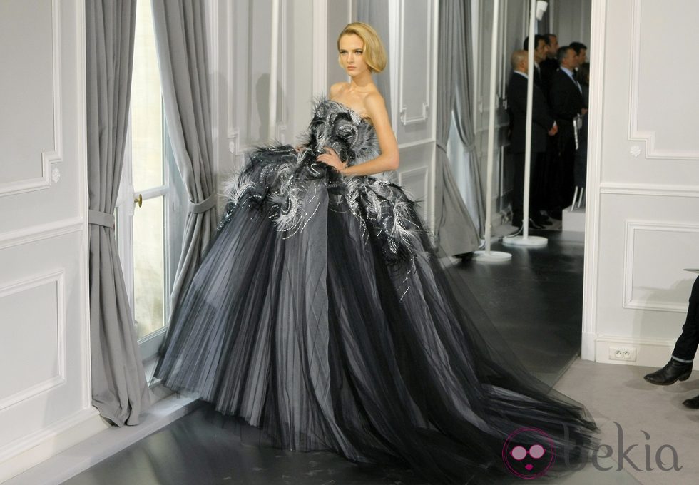 Diseño de tul negro con grandes volúmenes y plumas incrustadas de Christian Dior Alta Costura