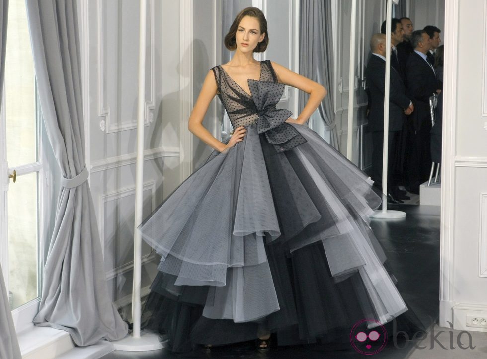 Diseño de tul en tonalidades grises con grandes volúmenes de Christian Dior Alta Costura