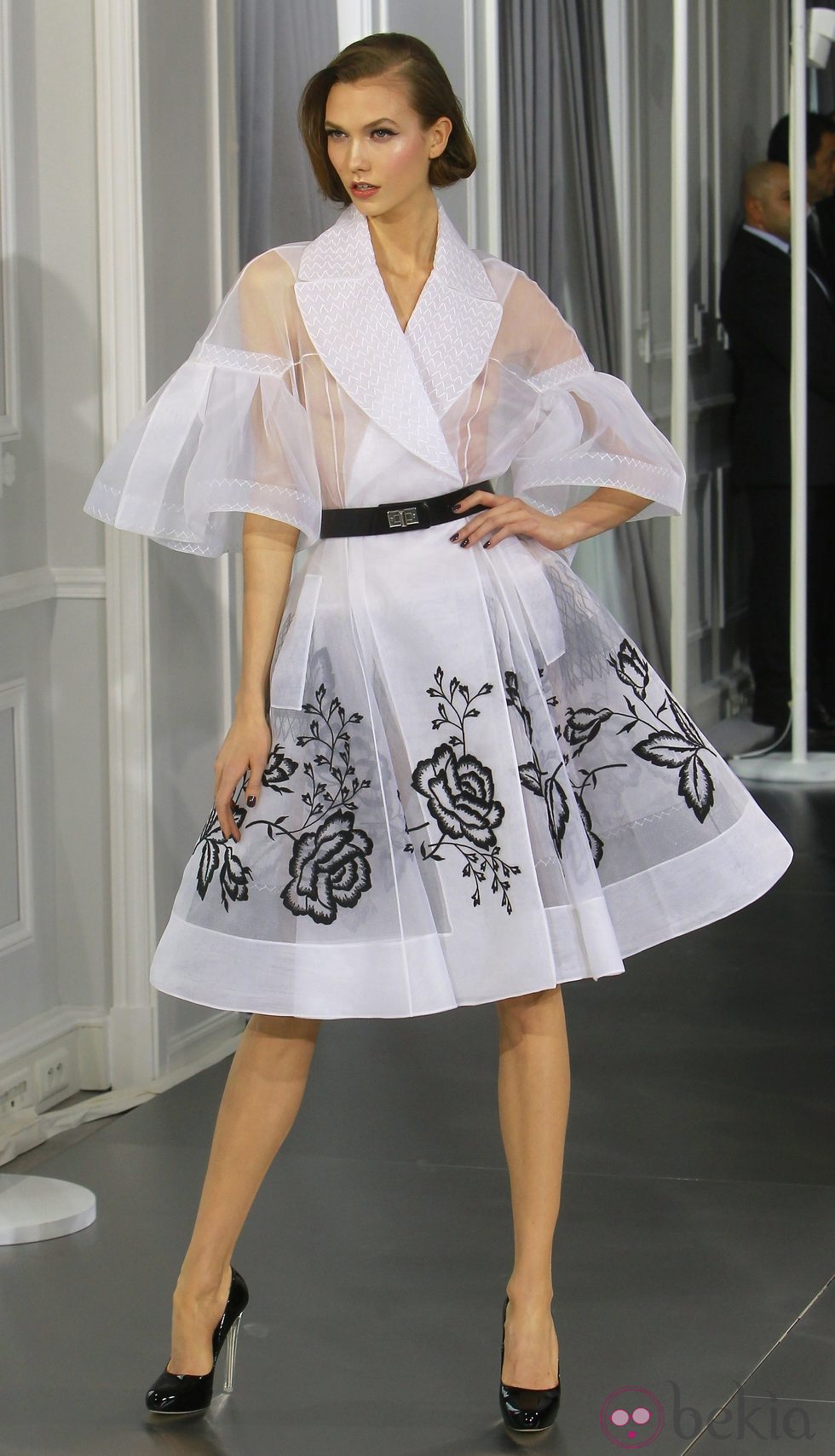 Diseño new look de tul blanco con bordados florales en negro de Christian Dior Alta Costura