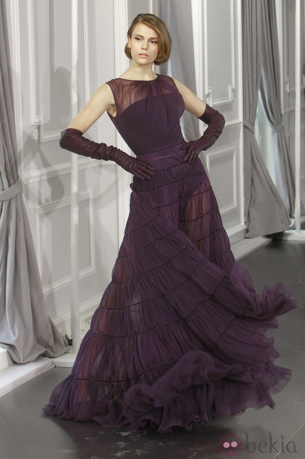 Diseño de tul púrpura con transparencias de Christian Dior Alta Costura