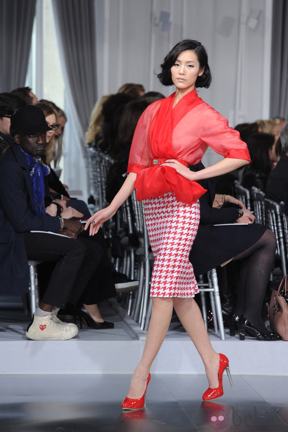 Diseño con falda lápiz de estampado pata de gallo rojo de Christian Dior Alta Costura
