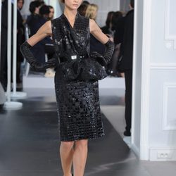 Diseño negro texturizado con volúmenes de Christian Dior Alta Costura