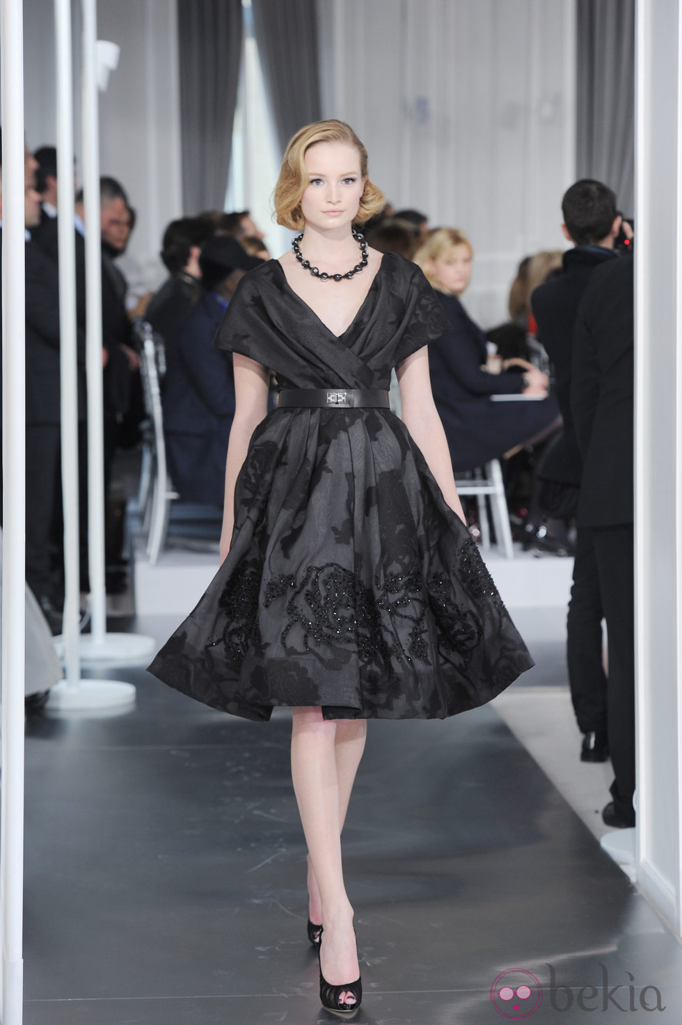 Diseño new look negro con estampado floral de pedrería negra de Christian Dior Alta Costura