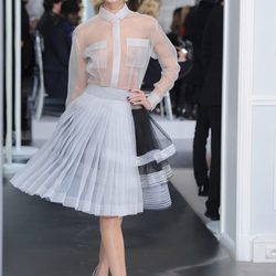 Diseño de falda new look con volantes y plisados en blanco y negro y blusa trasparente de Christian Dior Alta Costura