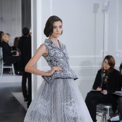 Diseño new look con bordados y pedrería en blanco y negro de Christian Dior Alta Costura