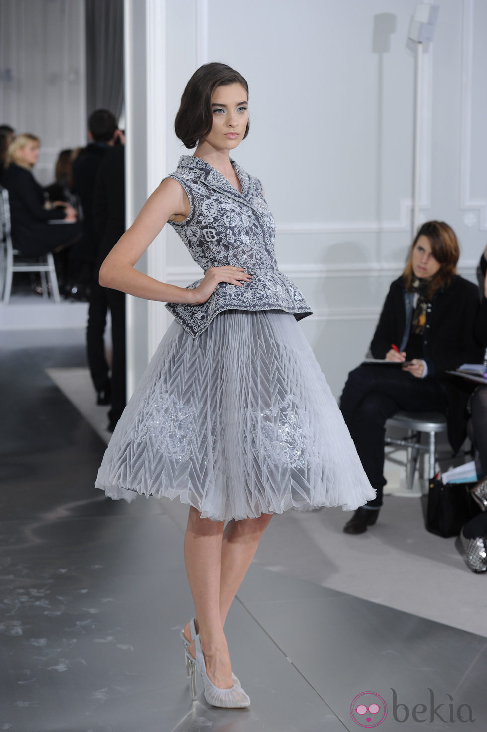 Diseño new look con bordados y pedrería en blanco y negro de Christian Dior Alta Costura