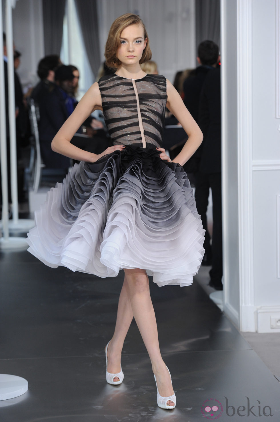 Diseño de tul blanco y negro con degradado y volantes con volúmenes de Christian Dior Alta Costura