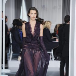Diseño de tul morado con escote en uve de Christian Dior Alta Costura