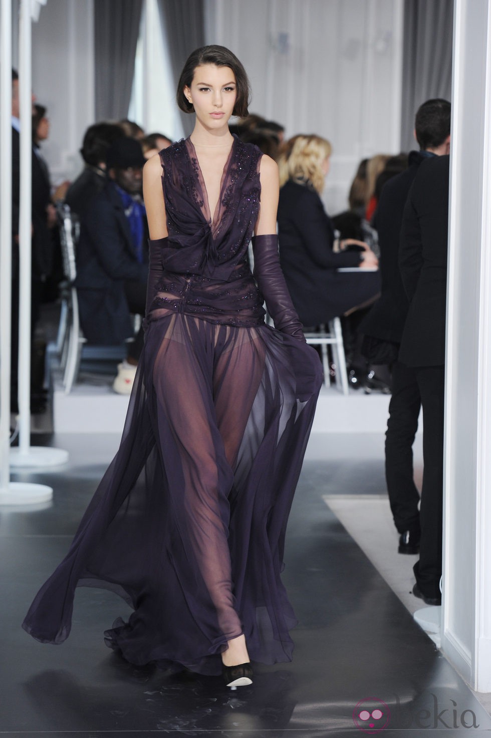 Diseño de tul morado con escote en uve de Christian Dior Alta Costura