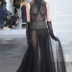 Diseño de tul negro con transparencias de Christian Dior Alta Costura