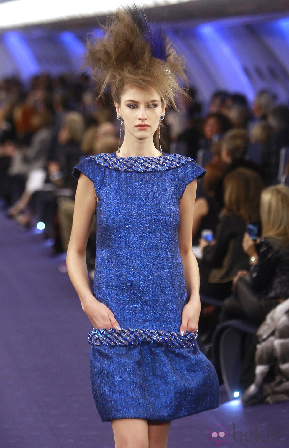 Vestido azul cobalto con acabado glitter de Chanel Alta Costura