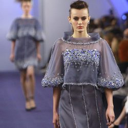 Vestido de gasa gris con múltiple pedrería azul de Chanel Alta Costura