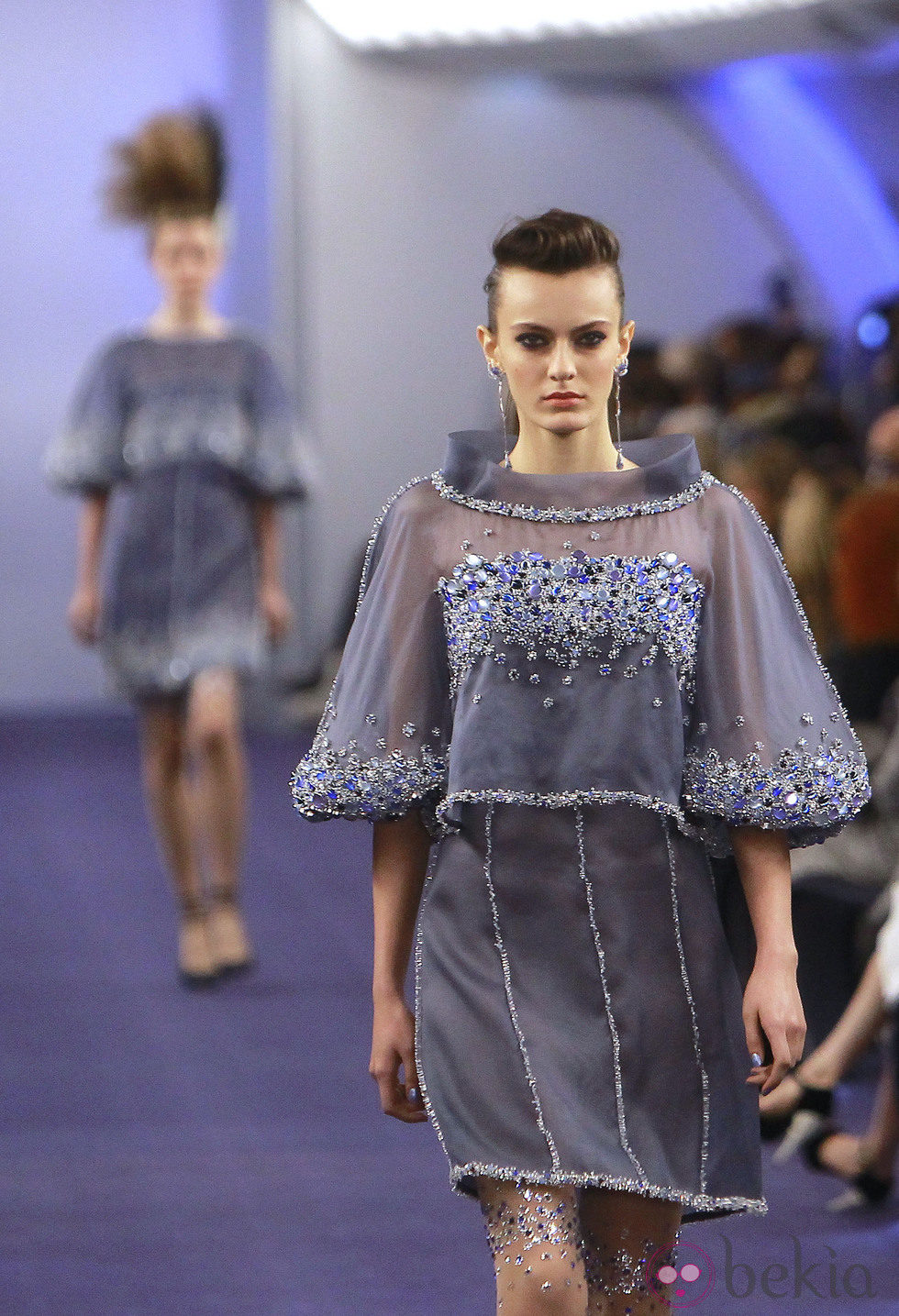 Vestido de gasa gris con múltiple pedrería azul de Chanel Alta Costura