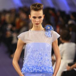 Vestido semitrasparente en blanco y azul pastel con relieves florales de Chanel Alta Costura