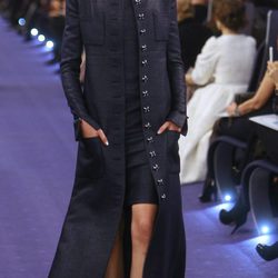 Vestido en azul profundo con abrigo imperio del mismo tejido y tonalidad de Chanel Alta Costura