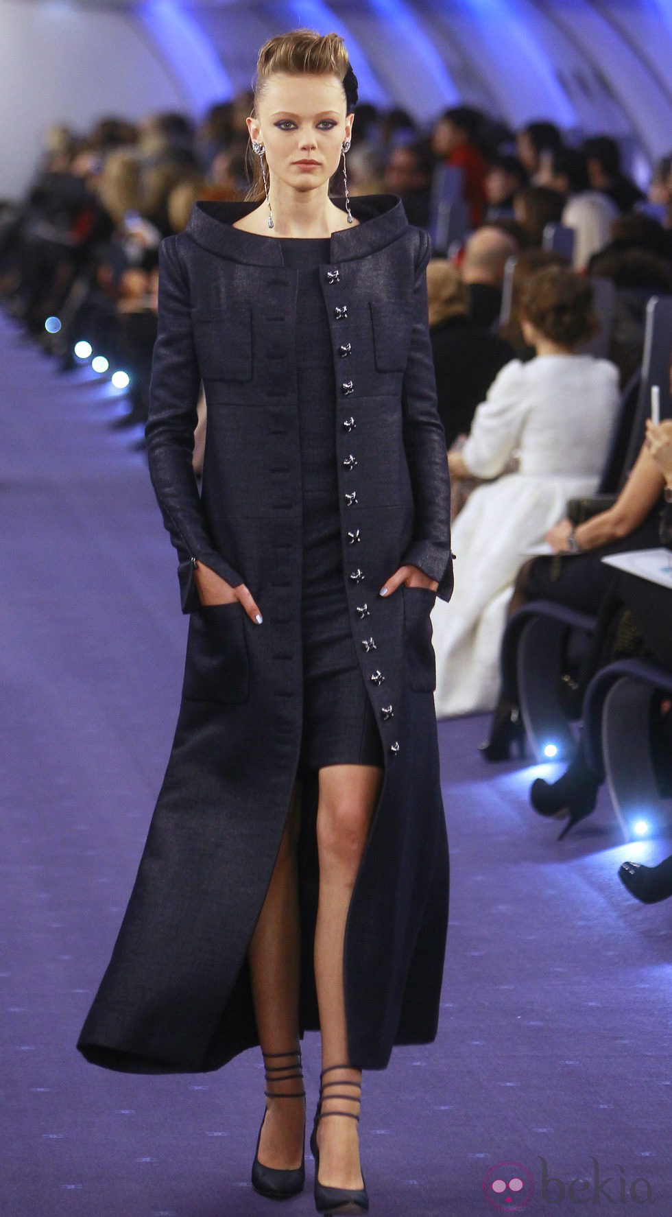 Vestido en azul profundo con abrigo imperio del mismo tejido y tonalidad de Chanel Alta Costura