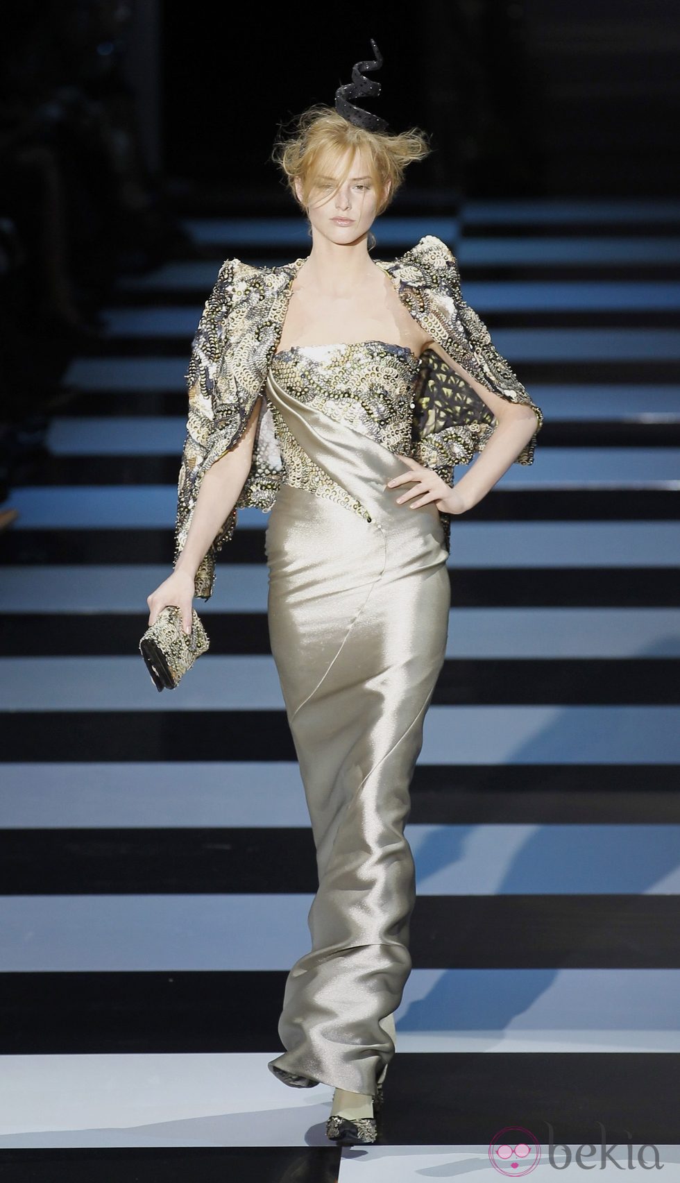 Vestido de gala en glitter dorado de Armani Privé Alta Costura