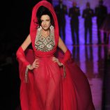 Vestido vaporoso fucsia de inspiración indú de Jean Paul Gaultier Alta Costura