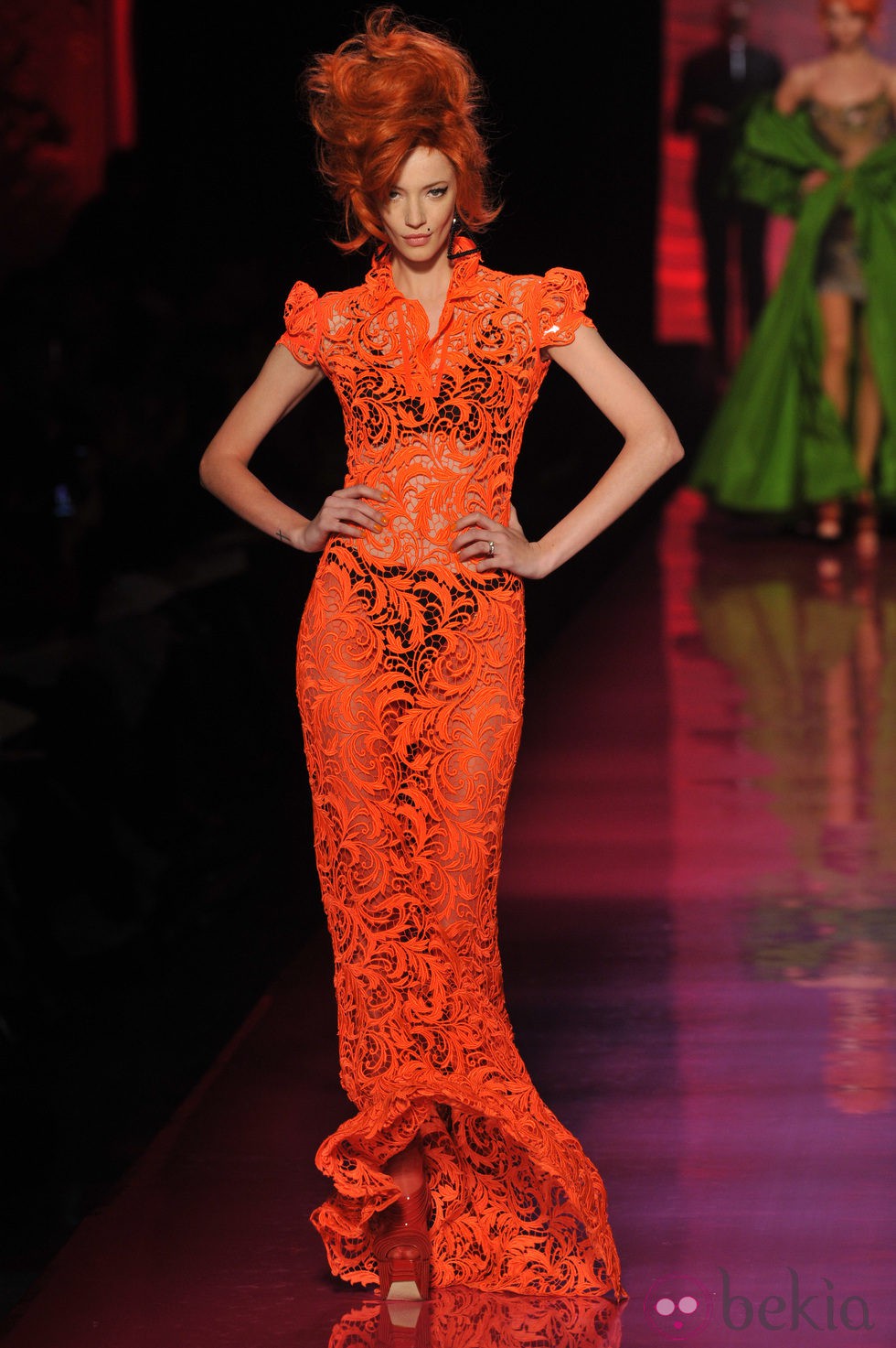 Vestido de encaje en naranja flúor de Jean Paul Gaultier Alta Costura