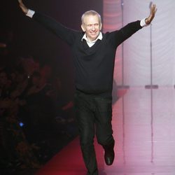 El diseñador Jean Paul Gaultier saluda tras su desfile de Alta Costura