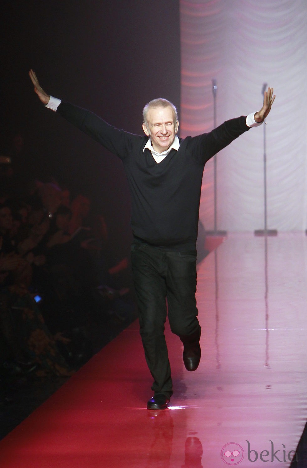 El diseñador Jean Paul Gaultier saluda tras su desfile de Alta Costura