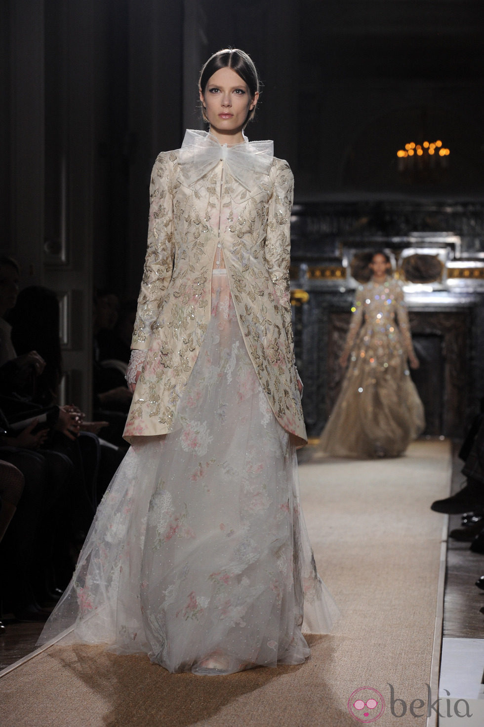 Abrigo imperio en color hueso con detalles florales de Valentino Alta Costura