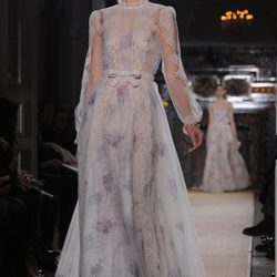 Vestido de gasa transparente con detalles florales en lila de Valentino Alta Costura