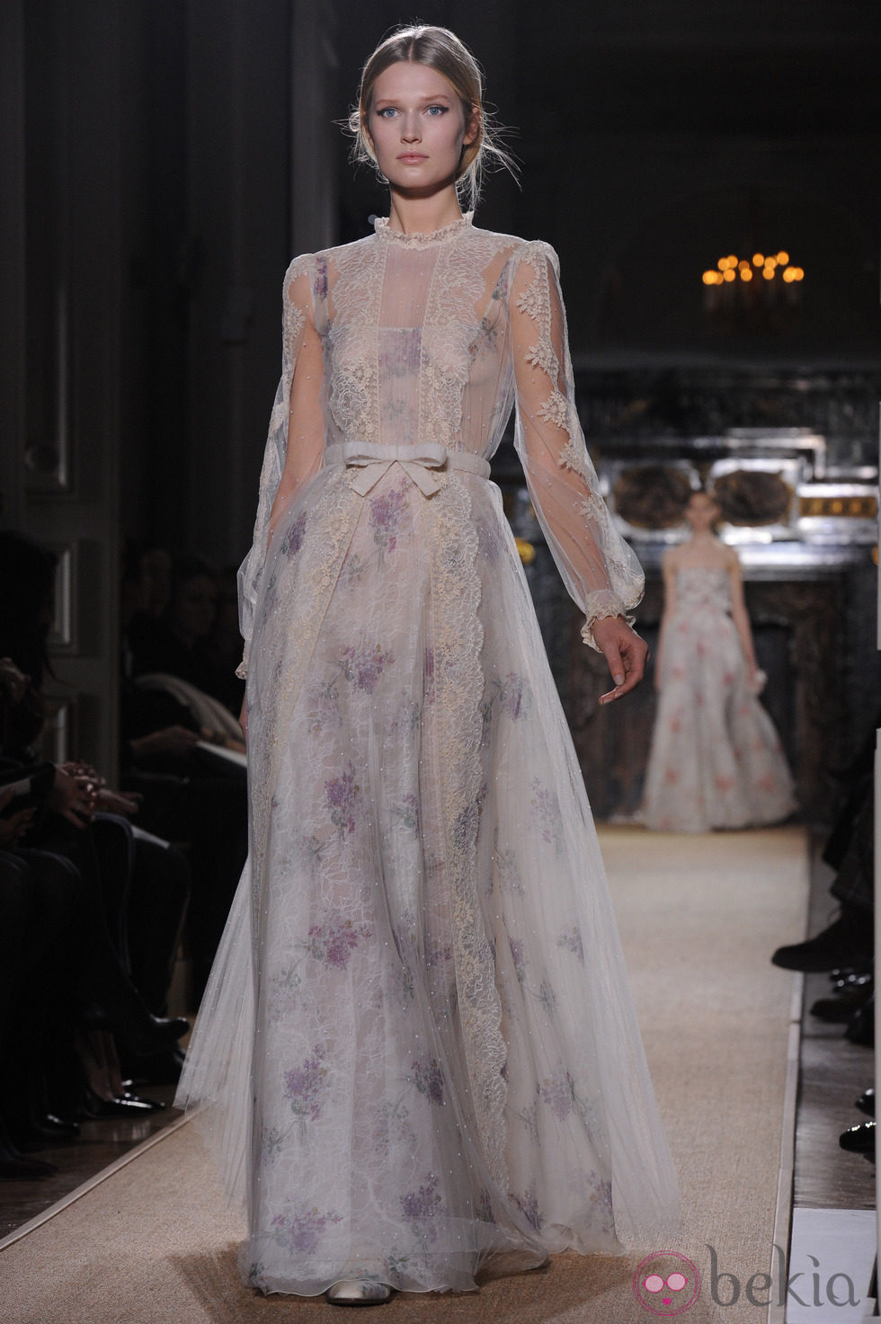 Vestido de gasa transparente con detalles florales en lila de Valentino Alta Costura