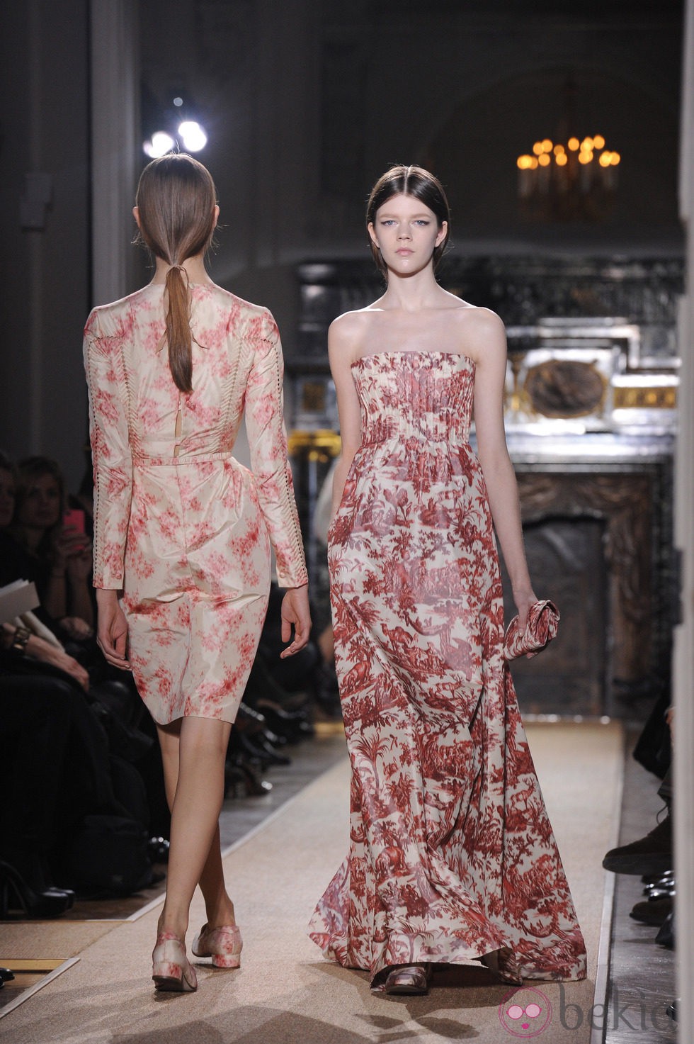 Vestidos con estampados florales en color coral de Valentino Alta Costura