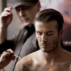 David Beckham maquillándose en el making-of de 'Bodywear for H&M'