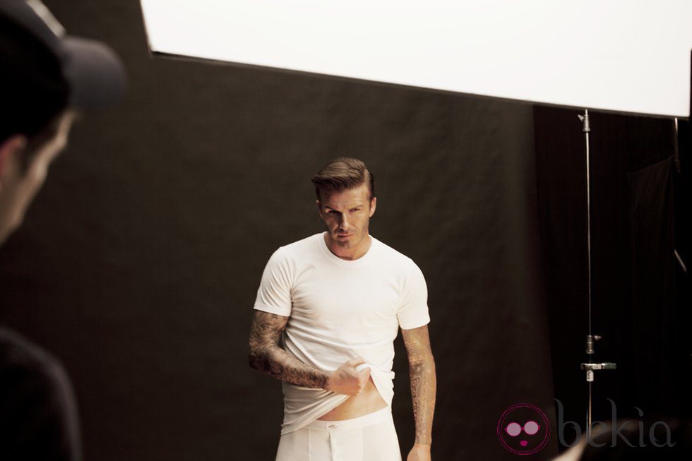 David Beckham posa con una camiseta de manga corta blanca en el making-of de 'Bodywear for H&M'