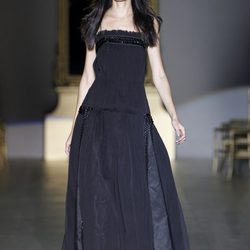 Desfile de Roberto Verino en la Fashion Week Madrid: vestido negro largo de palabra de honor