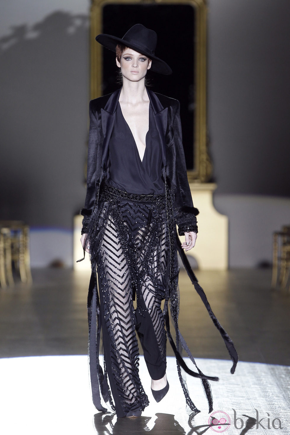 Desfile de Roberto Verino en la Fashion Week Madrid: diseño negro con cinturón de flecos