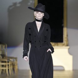 Desfile de Roberto Verino en la Fashion Week Madrid: abrigo largo y sombrero fedora negro