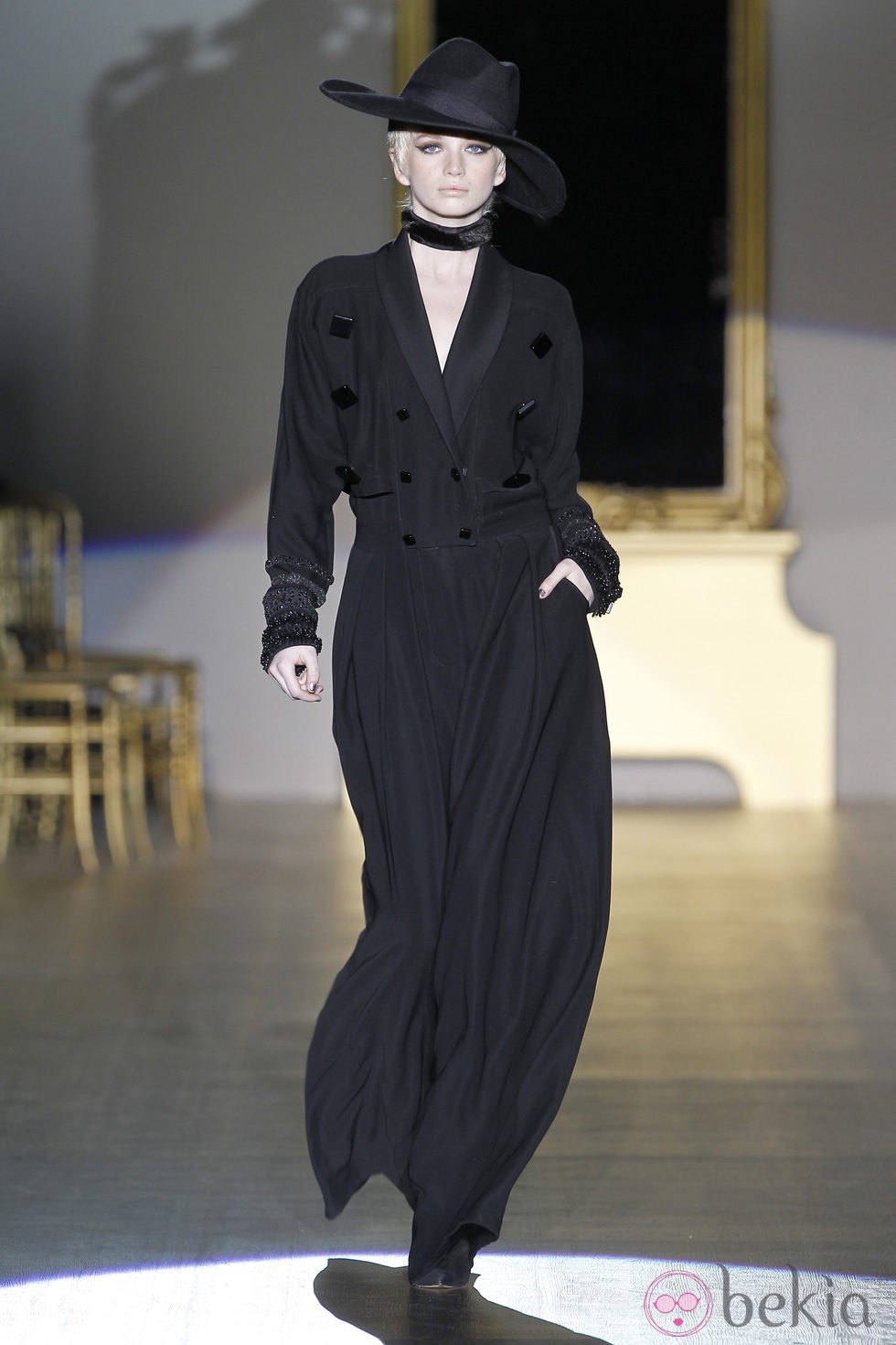 Desfile de Roberto Verino en la Fashion Week Madrid: abrigo largo y sombrero fedora negro