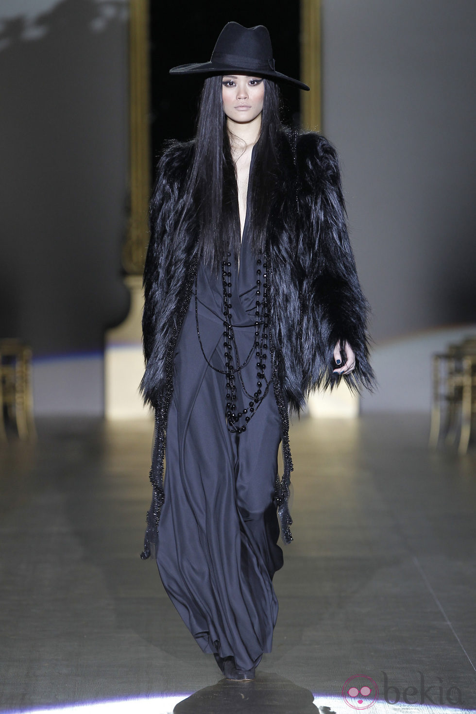 Desfile de Roberto Verino en la Fashion Week Madrid: abrigo negro de pelo