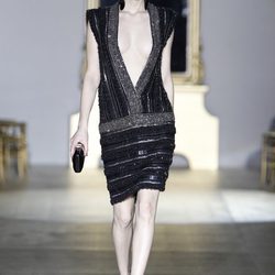 Desfile de Roberto Verino en la Fashion Week Madrid: vestido negro de pedrería y gran escote