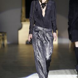 Desfile de Roberto Verino en la Fashion Week Madrid: pantalón glitter metalizado