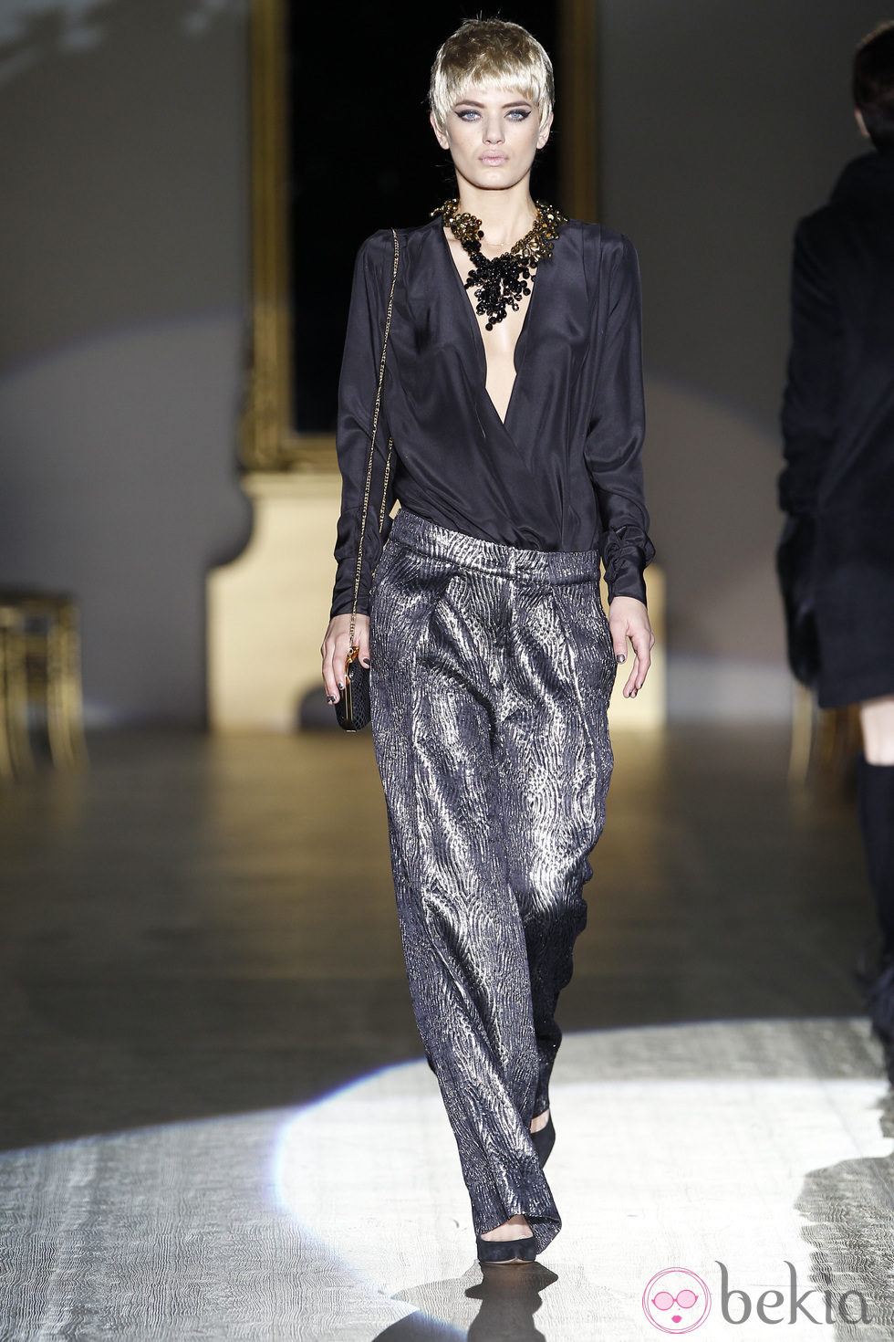 Desfile de Roberto Verino en la Fashion Week Madrid: pantalón glitter metalizado
