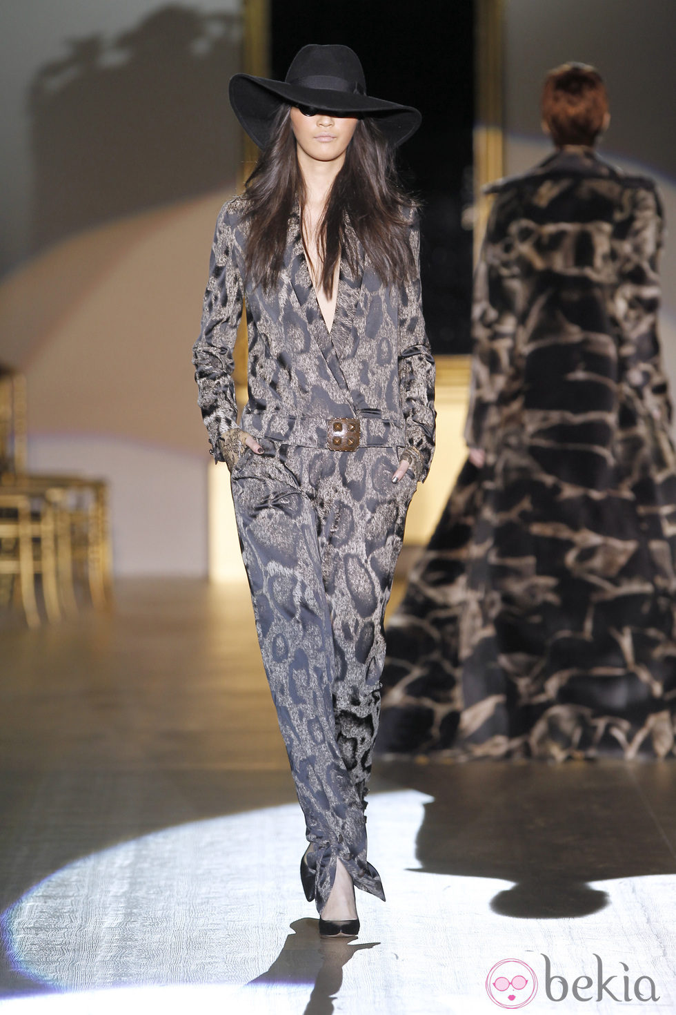 Desfile de Roberto Verino en la Fashion Week Madrid: jumpsuit ocre estampado
