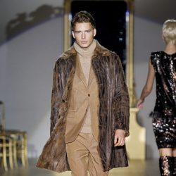 Desfile de Roberto Verino en la Fashion Week Madrid: traje marrón de caballero