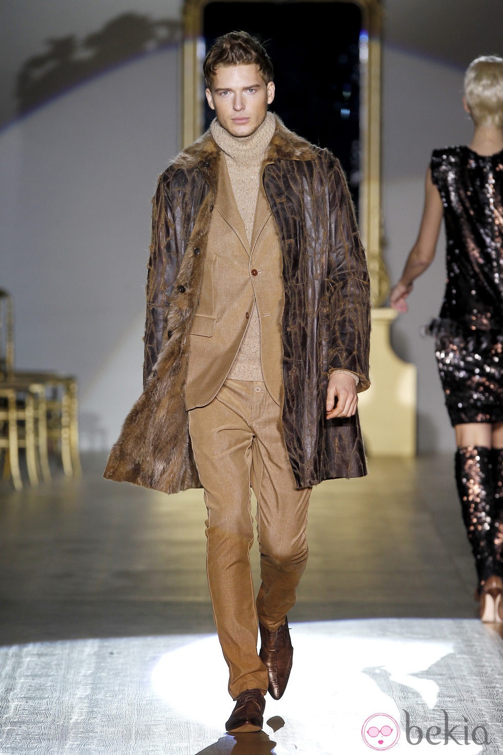 Desfile de Roberto Verino en la Fashion Week Madrid: traje marrón de caballero