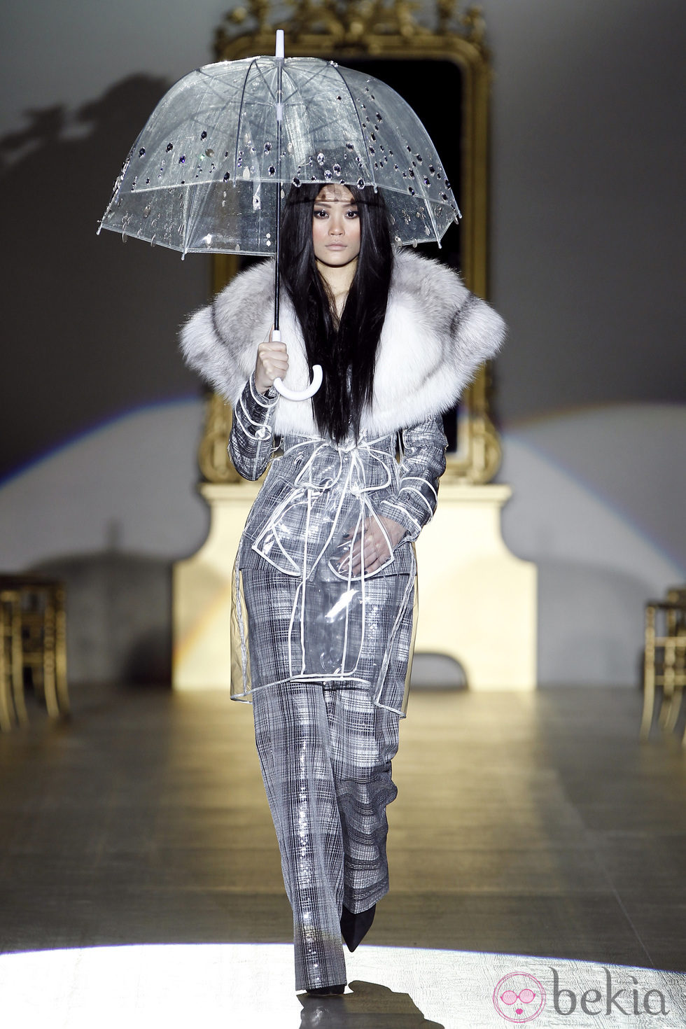 Desfile de Roberto Verino en la Fashion Week Madrid: look british de traje pantalón