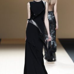 Desfile de Jesus del Pozo en la Fashion Week Madrid: vestido negro de terciopelo