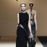 Desfile de Jesus del Pozo en la Fashion Week Madrid: vestido negro de terciopelo
