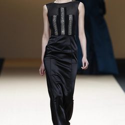 Desfile de Jesus del Pozo en la Fashion Week Madrid: vestido negro de gala con pedrería