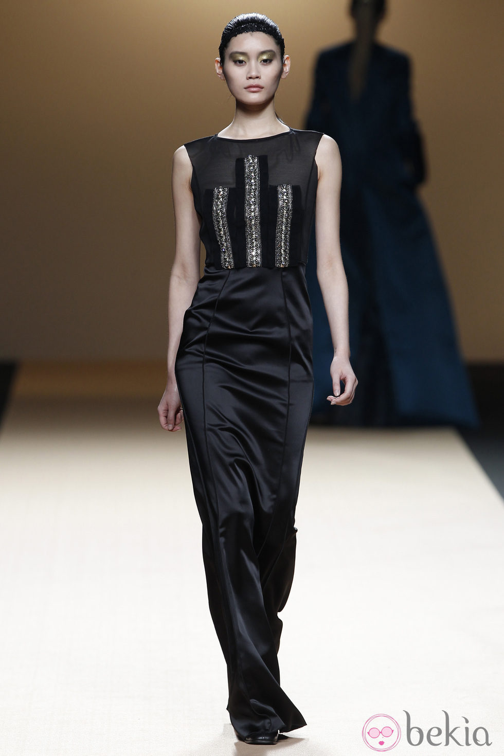 Desfile de Jesus del Pozo en la Fashion Week Madrid: vestido negro de gala con pedrería