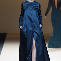 Desfile de Jesus del Pozo en la Fashion Week Madrid: vestido túnica metalizada azul