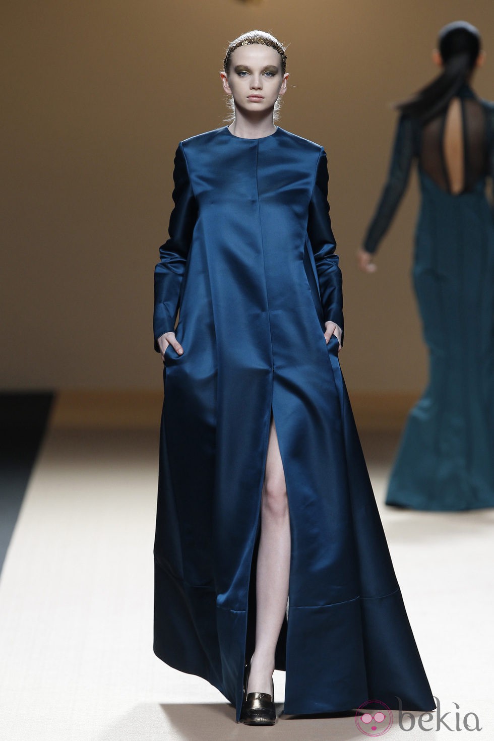 Desfile de Jesus del Pozo en la Fashion Week Madrid: vestido túnica metalizada azul