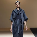 Desfile de Jesus del Pozo en la Fashion Week Madrid: vestido túnica azul con pedrería